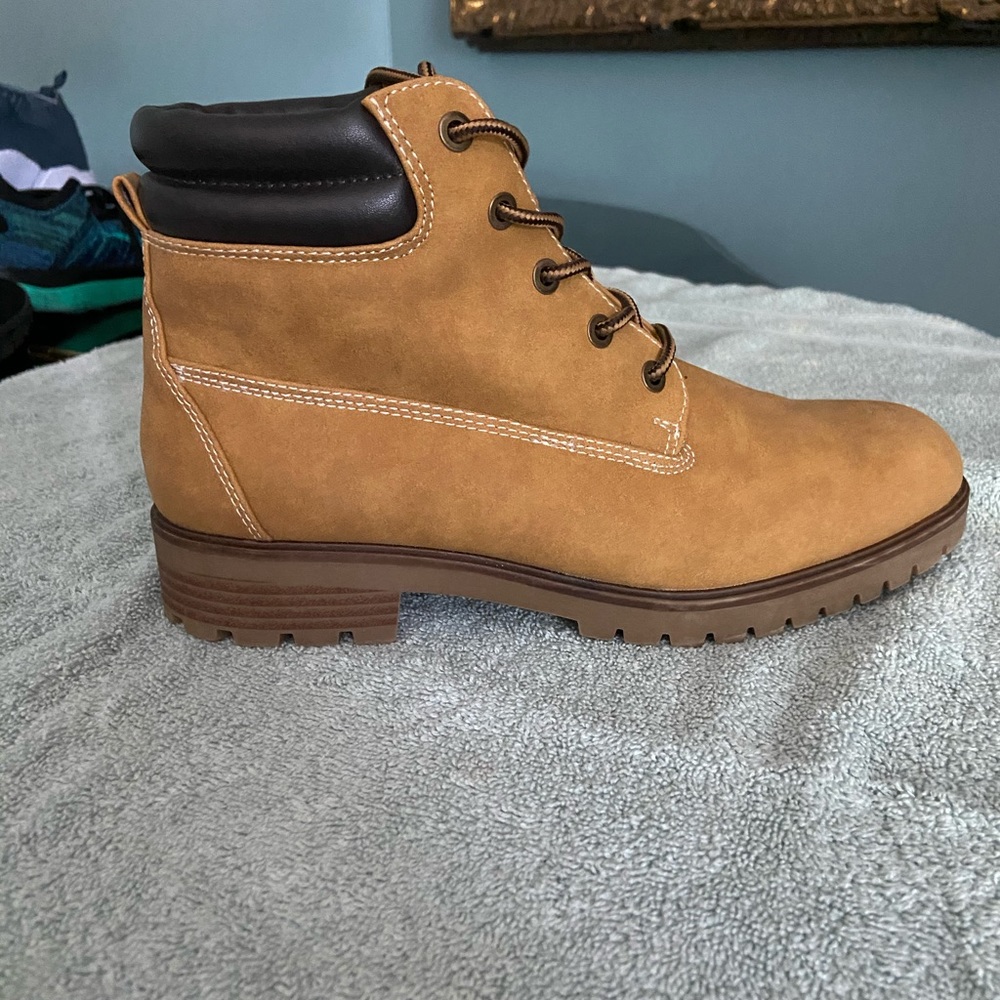 Women’s hiking boots size 9